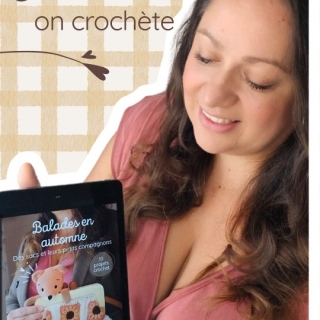 Ça y est ! ✨️

Je peux enfin vous dévoiler mon 3e livre numérique « Balades en automne » qui contient 10 projets crochet dont 3 sacs et 3 amigurumis.

Dans ce livre, laissez-vous porter par la douceur de l'automne et partez à la rencontre d'adorables petits compagnons. Chacun d'eux partage son histoire et inspire la création d'un sac crocheté aux couleurs de l'automne.

Mon livre est créé dans le cadre du bundle « Au cœur de l’automne » et il est entouré de 26 autres ouvrages magnifiques.

Ce Bundle est une invitation à profiter de l’automne pour remettre de la créativité dans notre quotidien, ralentir, créer, essayer sans pression de tout faire.
 
> Pour le découvrir et soutenir mon travail de créatrice, cliquez sur mon lien affilié dans ma bio et en story.

Et si vous voulez recevoir toutes les infos sur cette nouveauté exceptionnelle, laissez-moi ici un petit commentaire et je vous envoie le lien directement dans la messagerie.

Je vous laisse découvrir tout ça et revenez me dire ce que vous en pensez, d’accord ?

🧶Pssst : pour chaque achat, vous recevrez un tuto inédit à crocheter, spécial automne et absolument craquant rien que pour vous !

#pensebonheur #crochet #crochetbook #crochetaddict #crochetersofinstagram